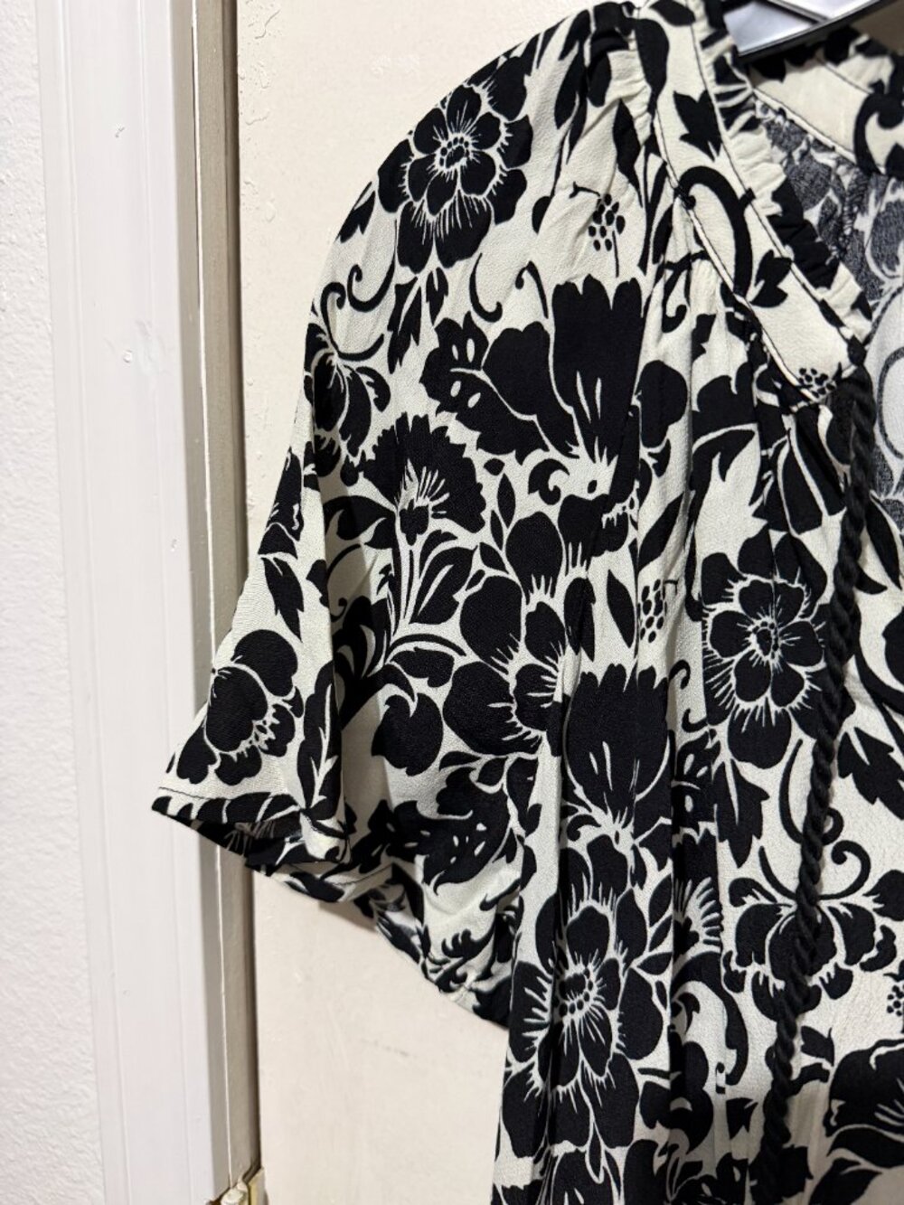 LOVESTITCH Black White Floral Flutter Sleeve Tiered Midi Dress Small - Picture 6 of 15